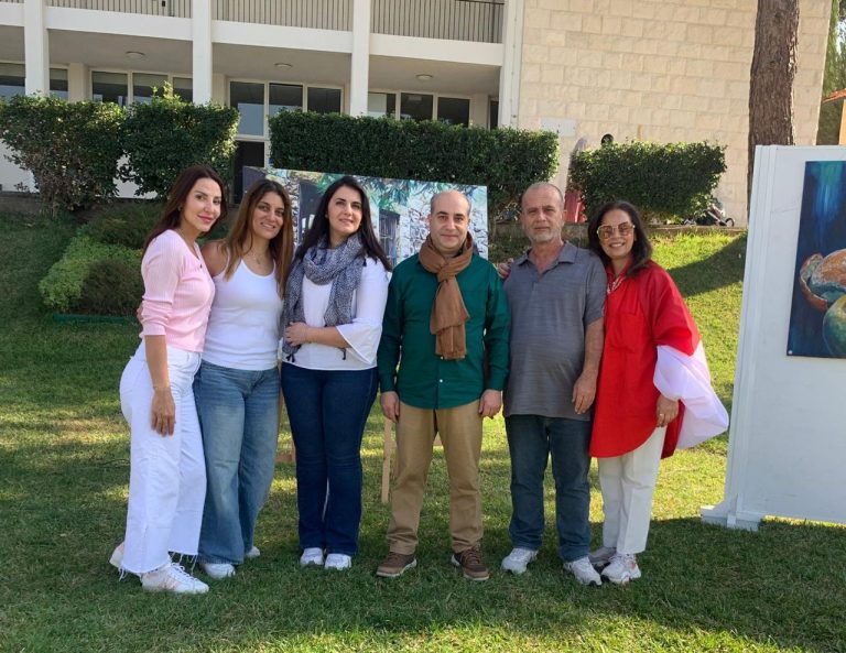 الفنان غاندي بوذياب رئيس جمعية كهف الفنون يحتفل بعيد الاستقلال اللبناني بجامعة رفيق الحريري بالدامور
