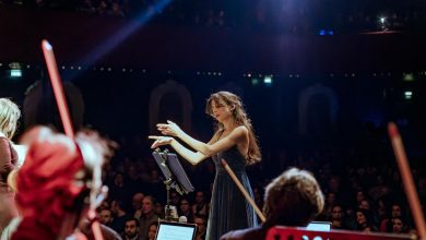 صورة ليلة فيروزية اسطورية علي مسرح باتاكلان ومزيكا العالمية بقيادة د. أمل قرمازي