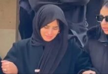 صورة الفنانة زينة في لحظة وداع مؤثرة تستقبل واجب العزاء في شقيقها بحضور كبير للنجوم والأصدقاء والاعلام