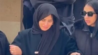 صورة الفنانة زينة في لحظة وداع مؤثرة تستقبل واجب العزاء في شقيقها بحضور كبير للنجوم والأصدقاء والاعلام