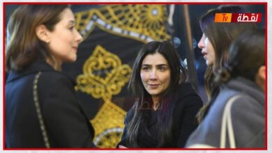 صورة النجمة مي عمر تتلقي واجب العزاء في والدها في حزن شديد