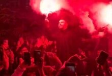 صورة النجم محمد إمام يحتفل بالشماريخ بفركش الكينج مع فريق العمل وجمهور كبير