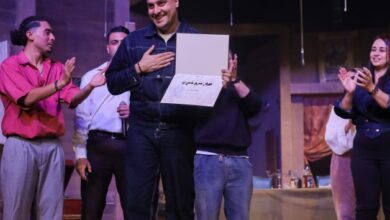 صورة بالصور.. الكمامة في مهرجان المسرح العالمي تتحول من أداة وقاية إلي عقاب نفسي