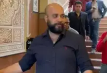 صورة الفنان حاتم صلاح يتلقي واجب العزاء في وفاة والده بحضور عدد كبير من نجوم الفن والاعلام