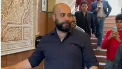 صورة الفنان حاتم صلاح يتلقي واجب العزاء في وفاة والده بحضور عدد كبير من نجوم الفن والاعلام