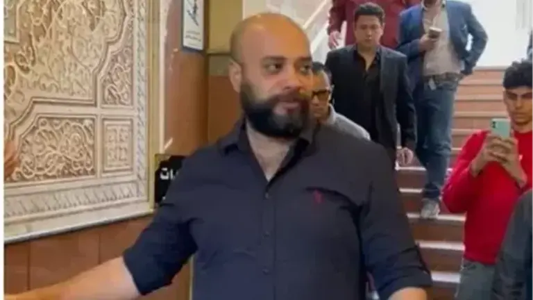 الفنان حاتم صلاح يتلقي واجب العزاء في وفاة والده بحضور عدد كبير من نجوم الفن والاعلام