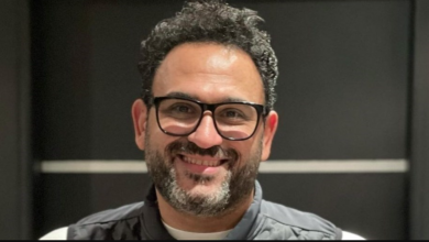 صورة الكوميديان أكرم حسني يواصل حضوره الفني اذاعة وسينما ودراما ومفاجأة قريبا