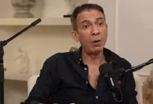 صورة الآلاف يشيعون جثمان الطبيب المصري الشهير ضياء العوضي في جنازة مهيبة