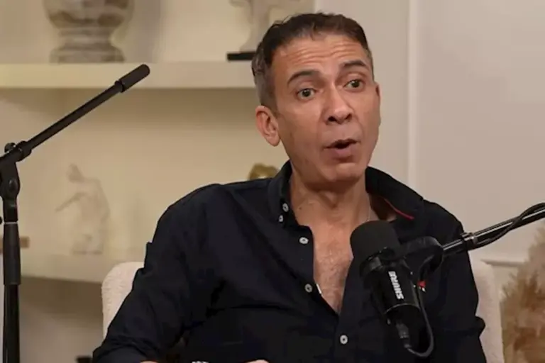 الآلاف يشيعون جثمان الطبيب المصري الشهير ضياء العوضي في جنازة مهيبة