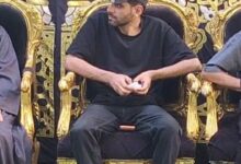 صورة الفنان حمدي الميرغني يتلقي واجب العزاء في وفاة والده بحضور كبير للنجوم والأصدقاء