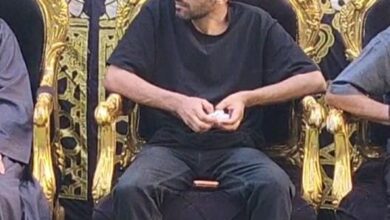 صورة الفنان حمدي الميرغني يتلقي واجب العزاء في وفاة والده بحضور كبير للنجوم والأصدقاء