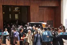 صورة الآلاف يودعون هاني شاكر بالحزن والدموع وحشد من النجوم