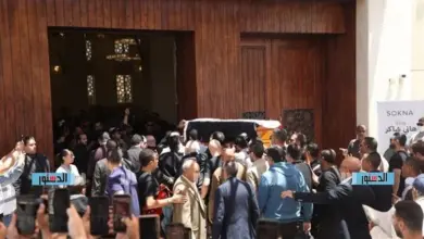 صورة الآلاف يودعون هاني شاكر بالحزن والدموع وحشد من النجوم