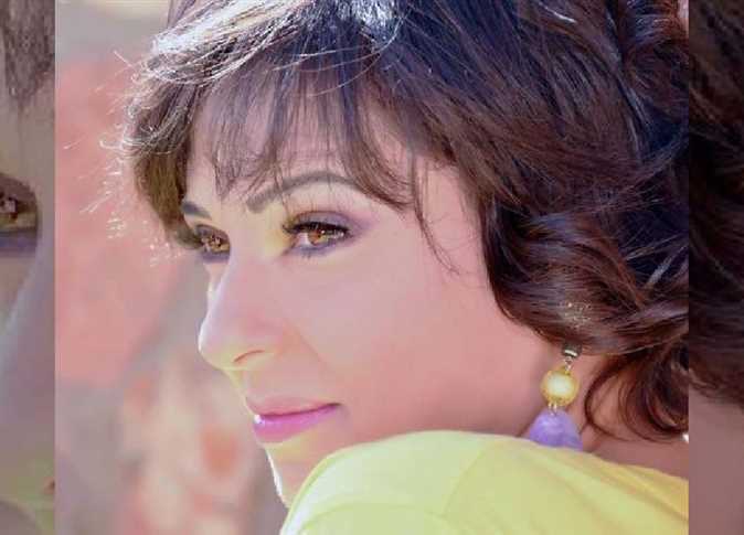 الفنانة نورهان تعود لنشاطها الفني وتطمئن جمهورها بعد إصابتها بيدها
