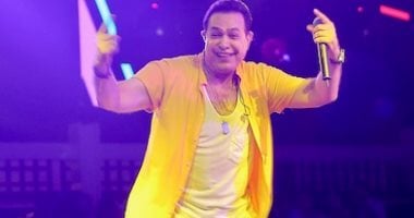 حكيم يشعل اجواء الساحل الشمالي بحفل كامل العدد وتوفيق عكاشة يقدمه للجمهور
