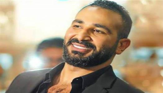 أحمد سعد يقص شعره وذقنه ويعتذر لجمهوره علي الهواء