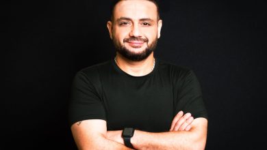 صورة مهنّد مشلّح يغنّي الحب على طريقته في جديده “عم بشتقلك موت”