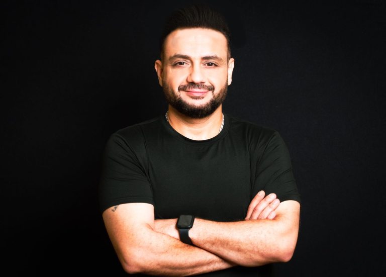 ‎مهنّد مشلّح يغنّي الحب على طريقته في جديده “عم بشتقلك موت”