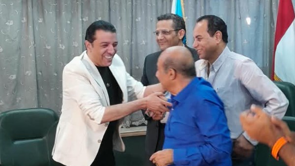 نقيب الصحفيين يعقد الصلح بين مصطفي كامل والناقد الفني طارق الشناوي بعد معركة النشاز