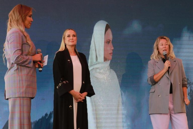‎الفنانة العالمية لاروسي تشهد حفل إطلاق أول مجموعة عباءات بتقنية  NFT