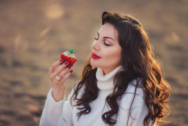 دارين حمزة تحتفل بالكريسماس بجلسة تصويرية على شواطئ المتوسط