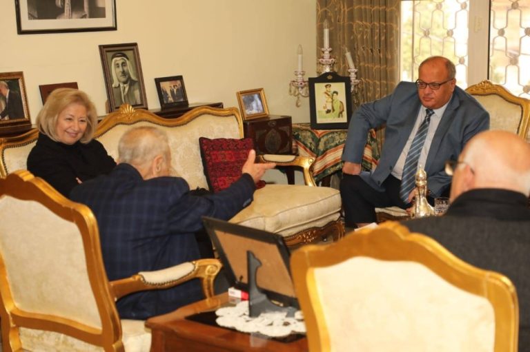 زيارة خاصة من وزيرة الثقافة للشاعر حيدر محمود