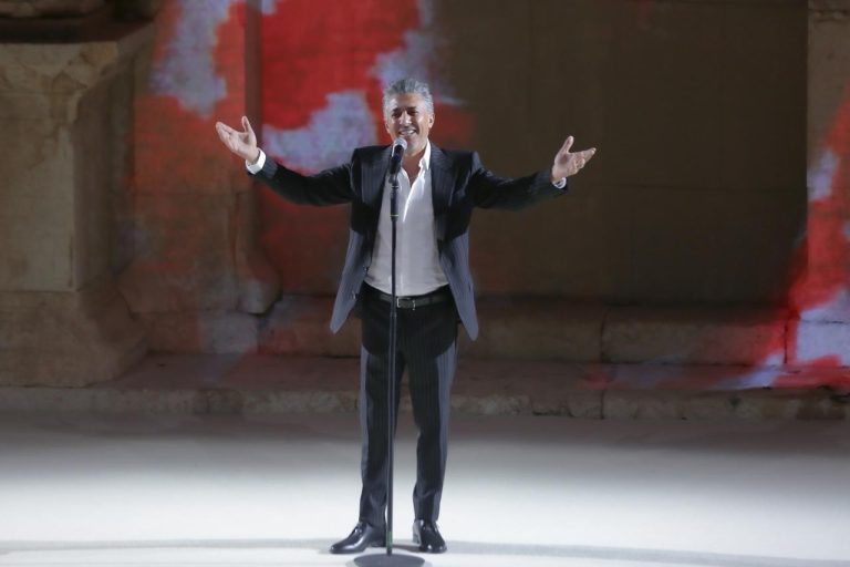 عمر العبداللات يفتتح مهرجان جرش 2025 بإحساس وطني وحضور جماهيري كبير