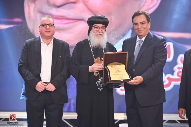 تكريم الإعلامي جورج قرداحي بمهرجان سمفوني السادس بالقاهرة بصفته أحد رسل السلام