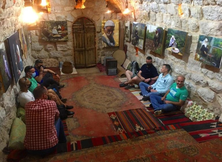 في لبنان ضباط فرنسيون يدخلون كهف الفنون
