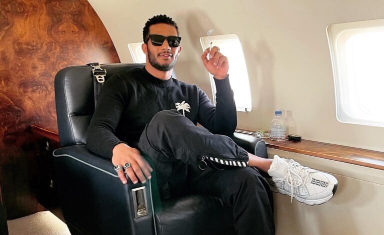 محمد رمضان يثير جدلاً واسعاً بوصوله إلي حفله برأس البر بطائرة هليكوبتر وسيارة فارهة ويشعل السوشيال ميديا